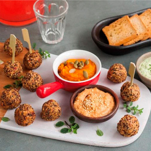 PICOTEO DE ALBÓNDIGAS CON TRILOGÍA DE DIPS: ZAPALLO, YOGUR Y HUMMUS CON TOMATE SECO
