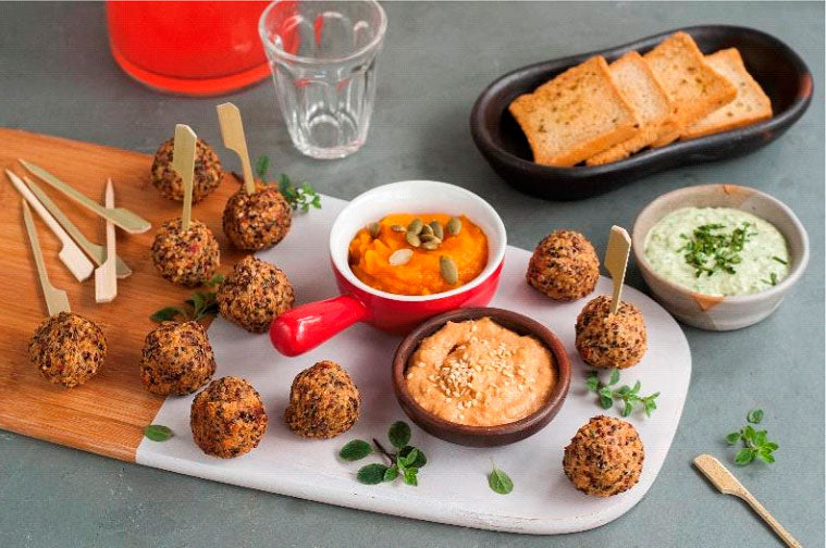 PICOTEO DE ALBÓNDIGAS CON TRILOGÍA DE DIPS: ZAPALLO, YOGUR Y HUMMUS CON TOMATE SECO