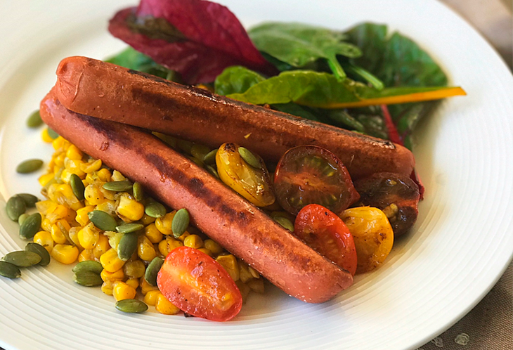 Salchi vegana con choclos y tomates salteados