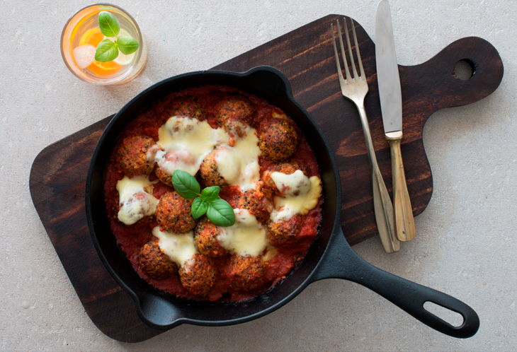 Albóndigas gratinadas en salsa de tomates