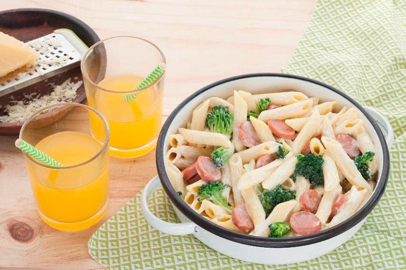 Pasta Alfredo con salchi vegana y brócoli